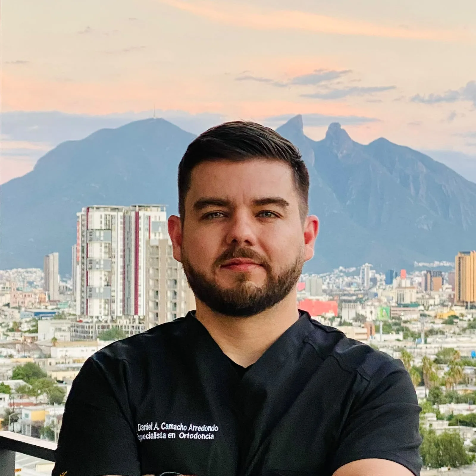 Dr. Daniel Camacho con la ciudad de Monterrey al fondo