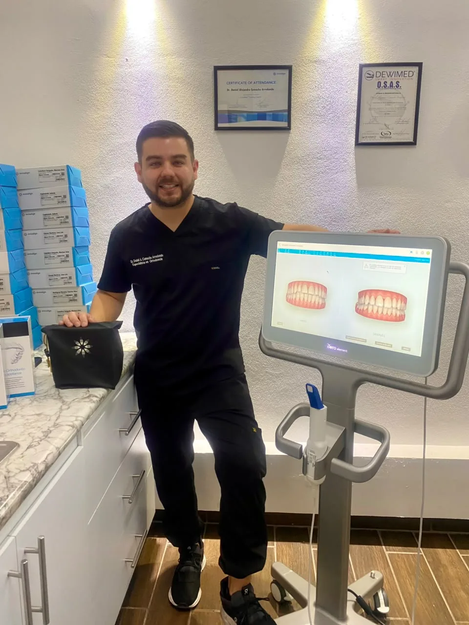 Dr. Daniel Camacho junto al escáner intraoral iTero