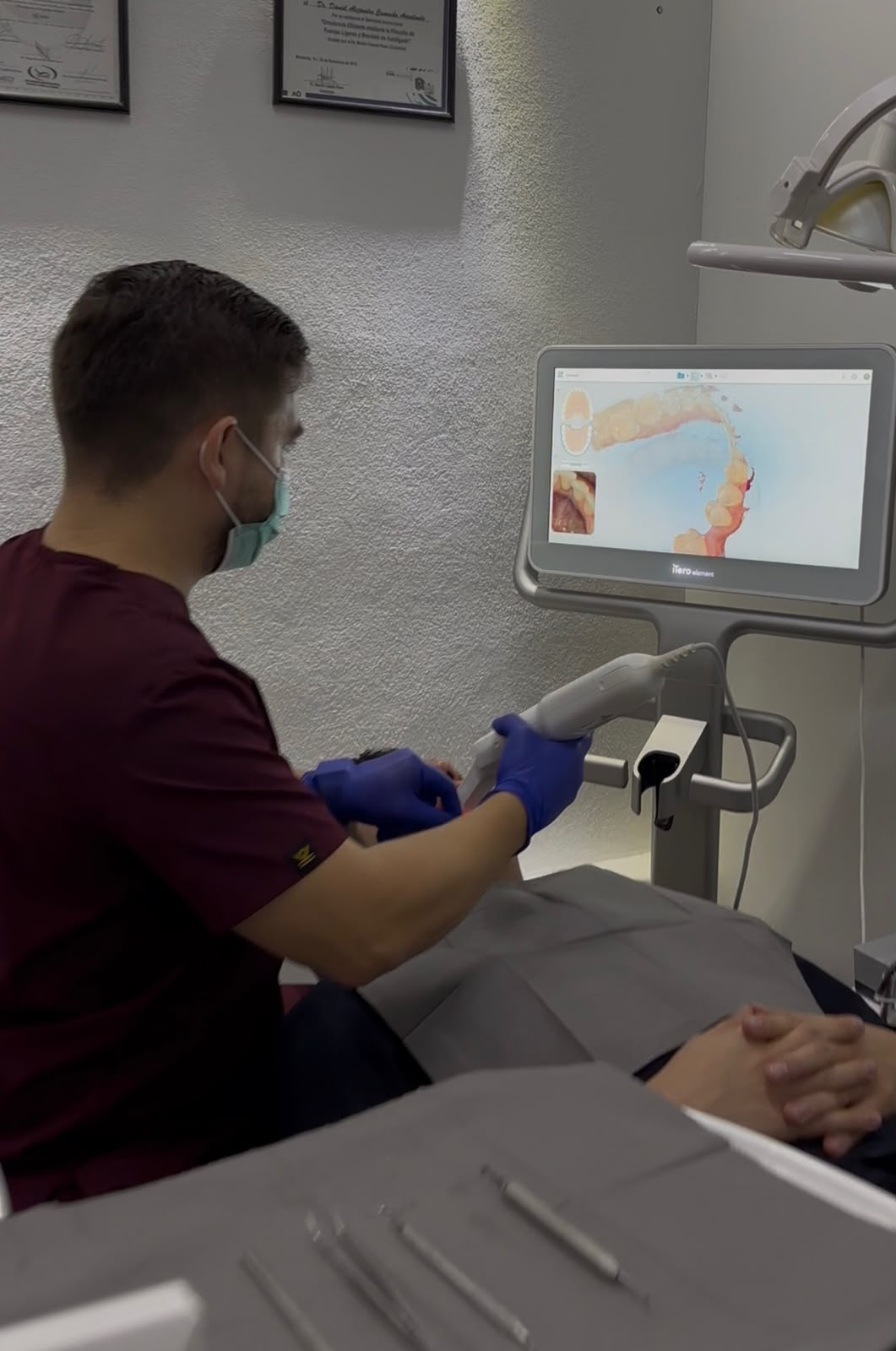 Dr. Daniel Camacho realizando un escaneo intraoral con iTero