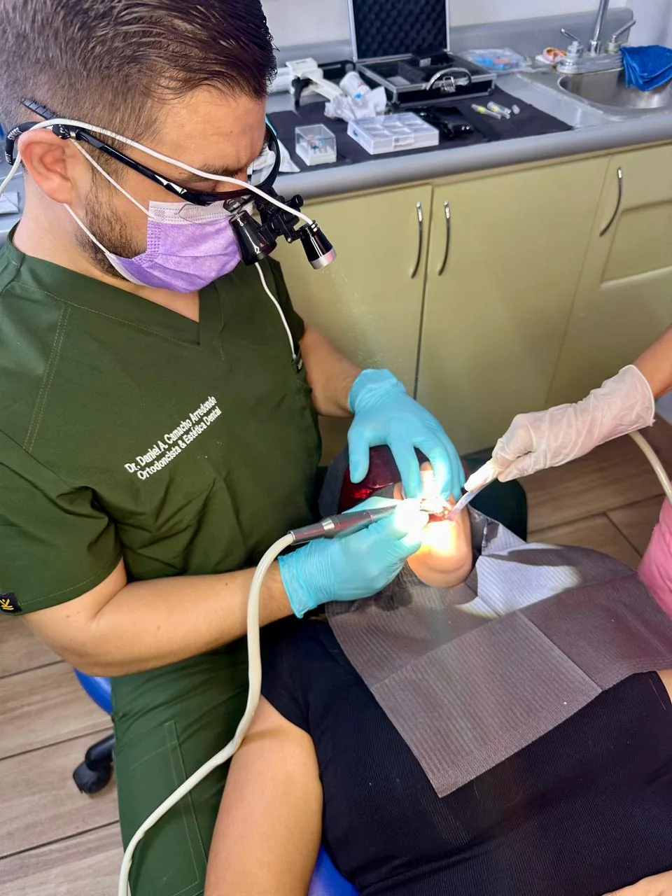 Dr. Daniel Camacho realizando un procedimiento de carillas de porcelana