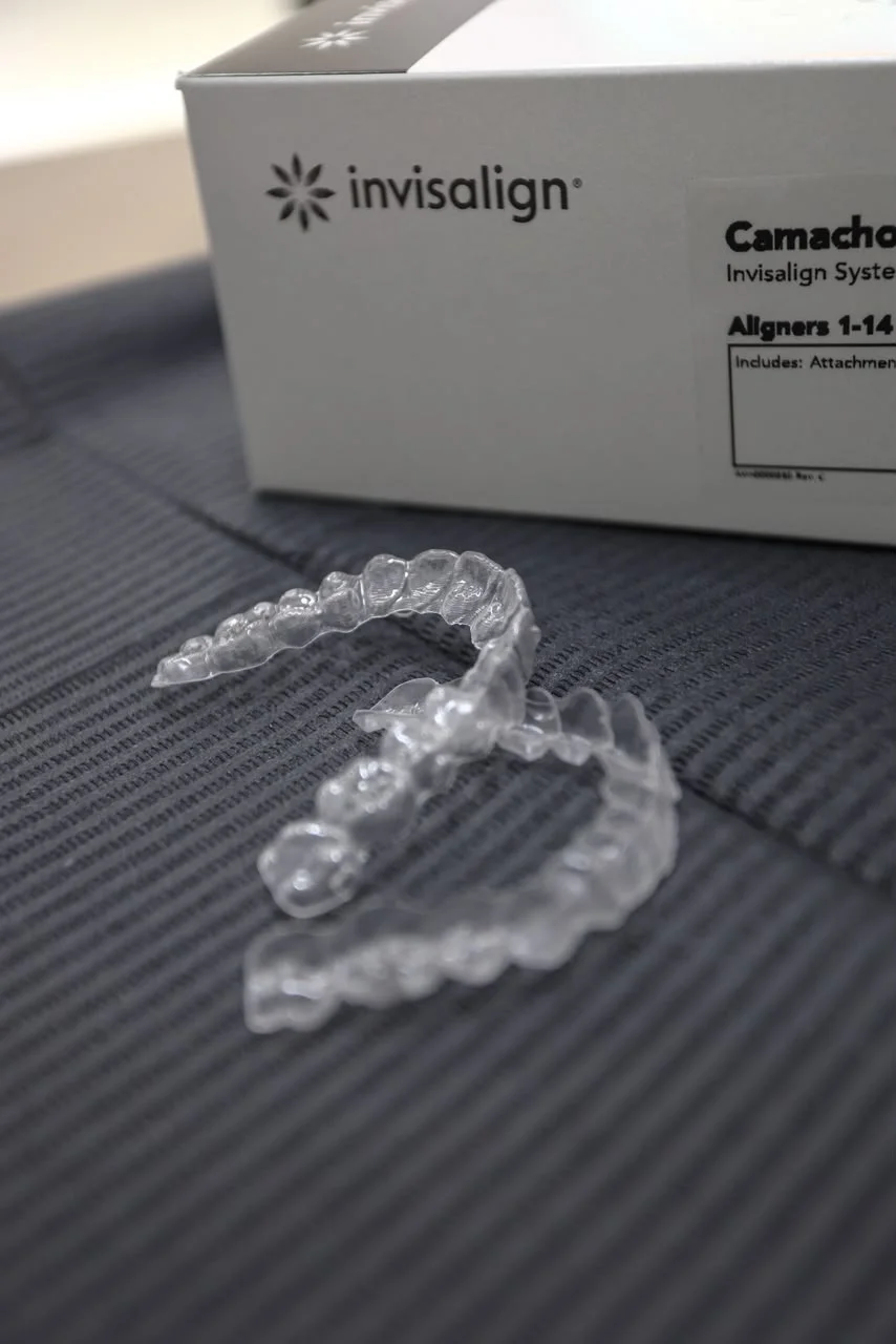 Alineadores transparentes y caja Invisalign
